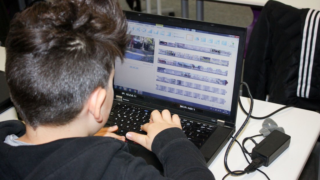 Studenti uređuju video na svom laptopu