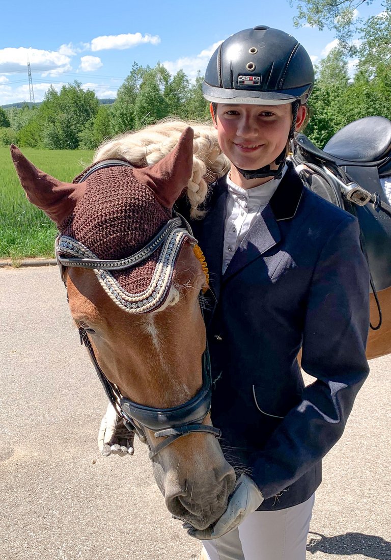 Maturantkinja srednje škole Antonia von der Schulenburg u situaciji turnira vodi konja