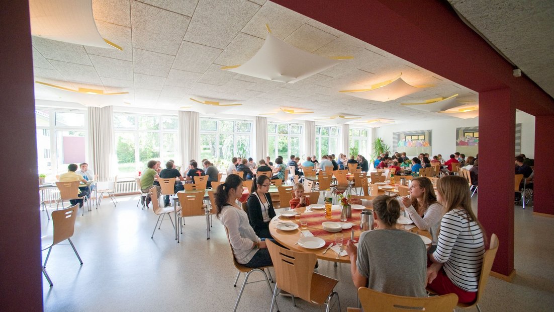 Studenti jedu zajedno u trpezariji