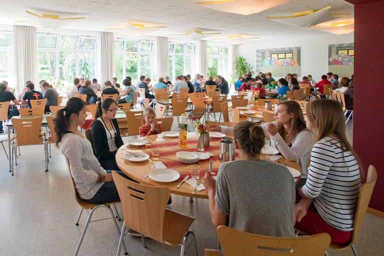 Studenti jedu zajedno u trpezariji