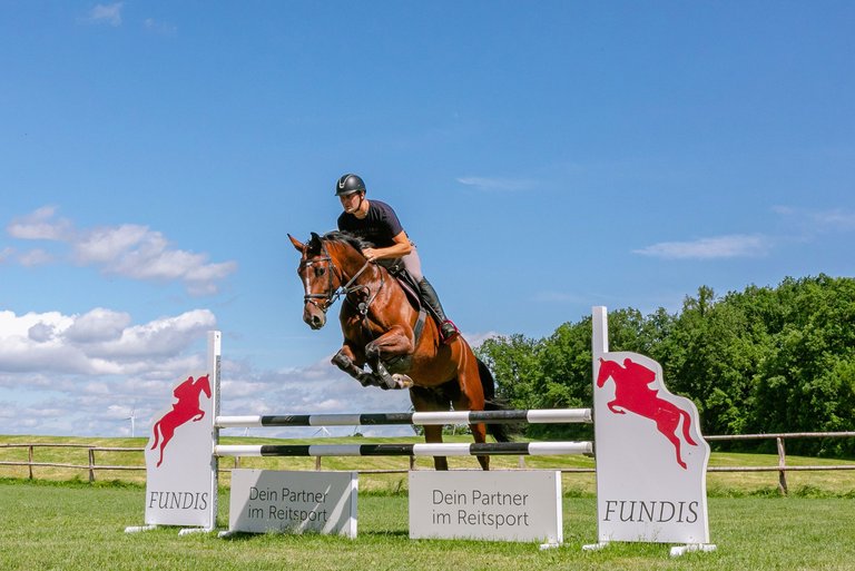 Мартин Фундис на свом коњу савладава стрми скок у огради за јахање