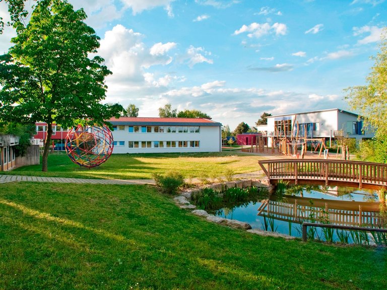 Školski tereni sa jezercetom i drvenim mostom